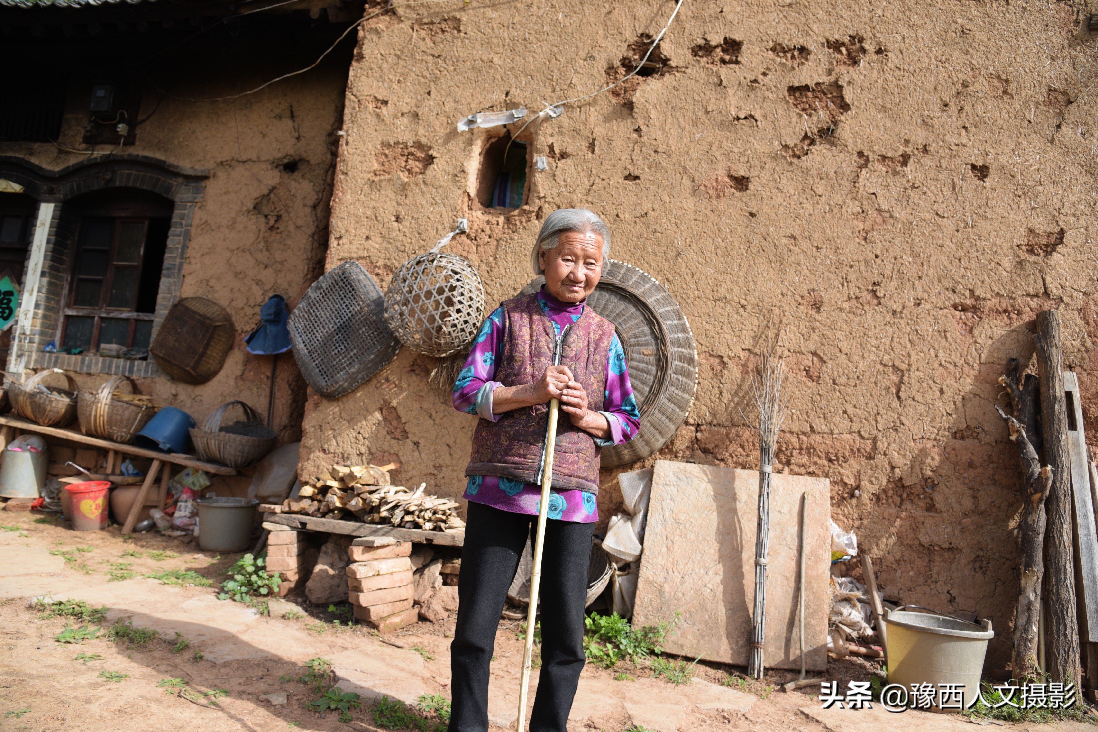 84岁老太在山顶废弃烟炕安身,每天给儿子做饭,拄拐杖下地干活