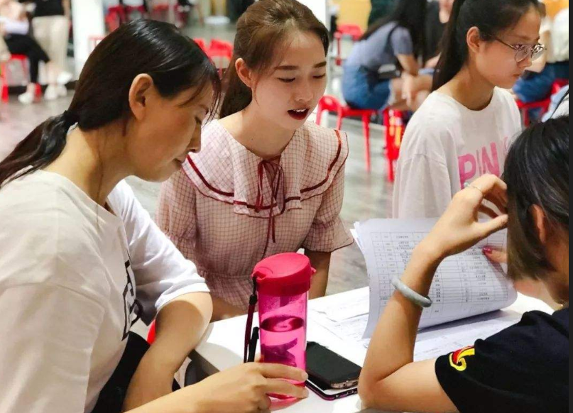 普通家庭想要供一名本科生，4年要花多少钱？这个数字有些吓人