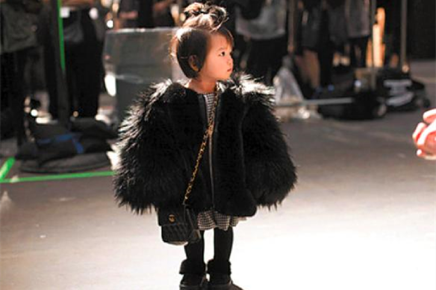 3岁"洛丽塔"小女孩走红,精致可爱像洋娃娃,背后却暗藏隐忧