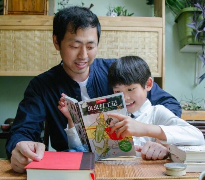 清华毕业生王昱珩，不上班在家中做自由职业，与女儿惬意生活