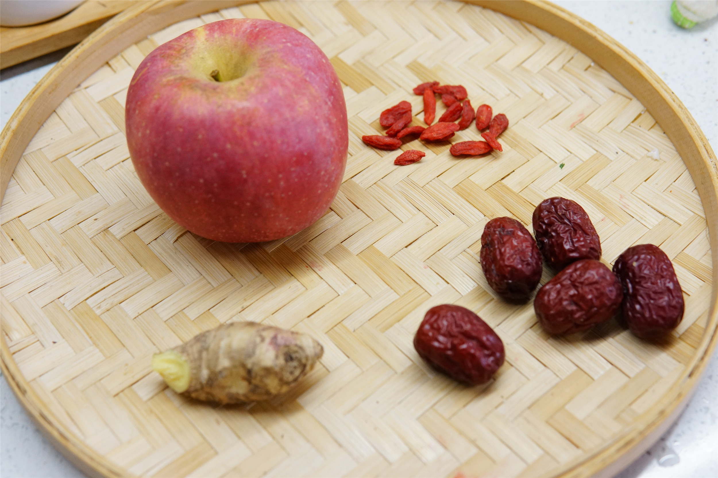 苹果煮红枣和枸杞有什么功效和作用(教你制作苹果红枣汤 )