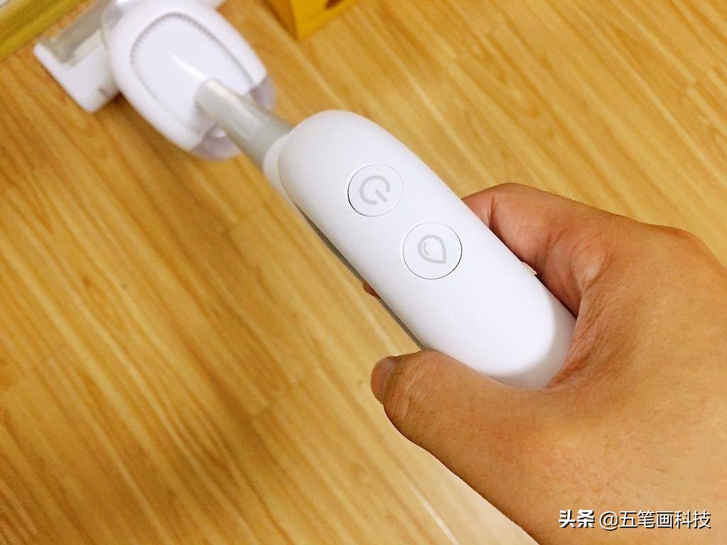 滚刷都能自清洁，那脏污哪里去了？洒哇地咔无线地面清洗机初体验