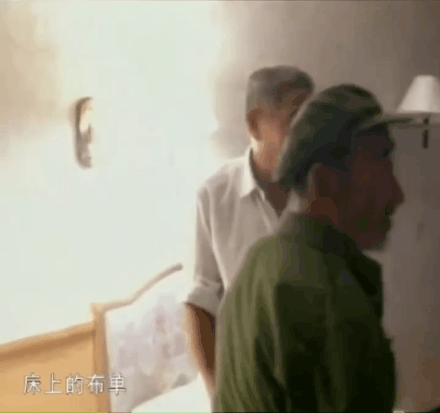 17位老人在宾馆地毯上睡了一夜，他们是谁？