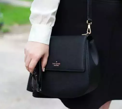 上万元的包包可别糟蹋了，这样保养，再背10年都不会烂！