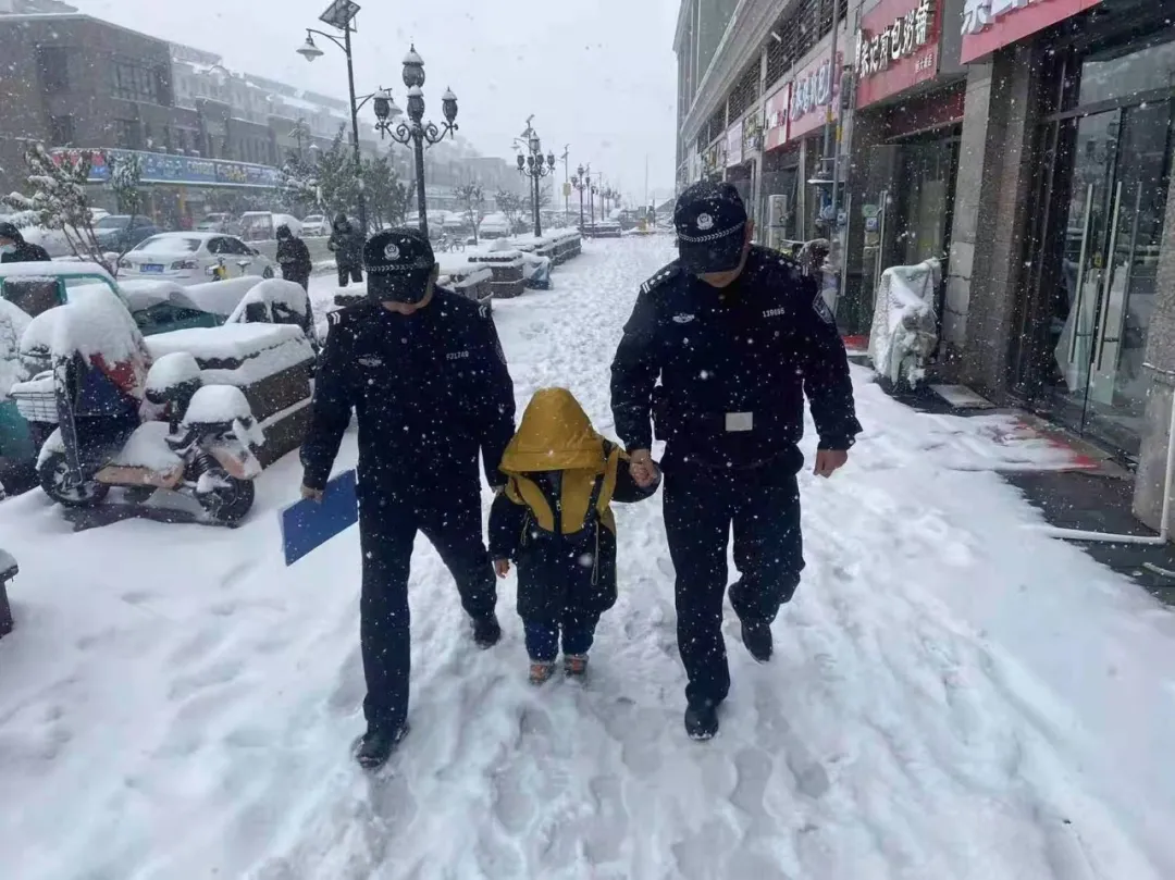 雨雪中的守护：济南公安化身成为风雪中的最美警色