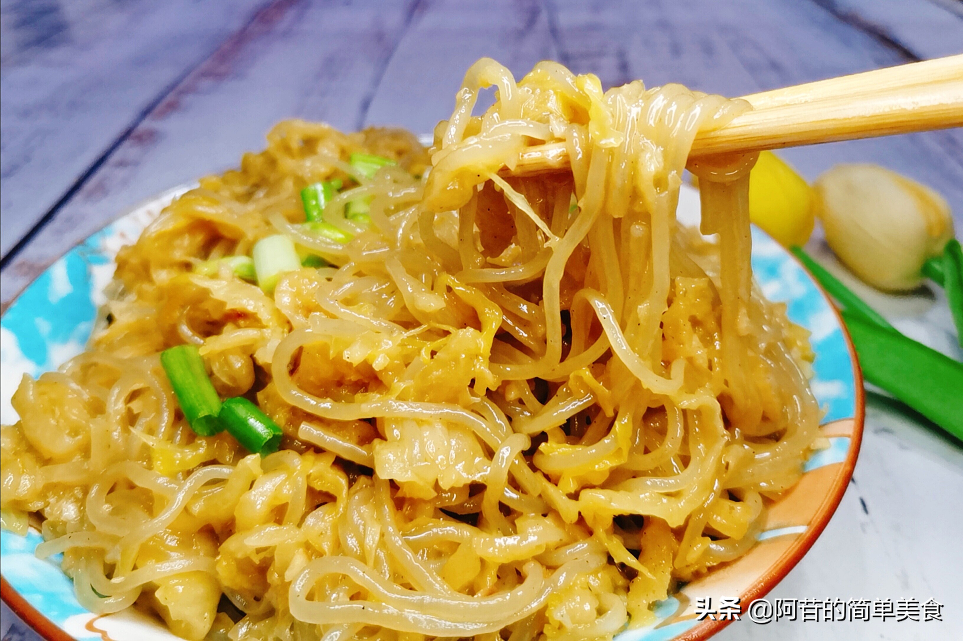 东北酸菜炒粉条,酸爽开胃,弹牙有嚼劲,果然名不虚传