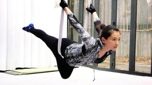 生了兩個孩子的劉濤秀出高難度瑜伽，馬甲線大長腿實在搶鏡！