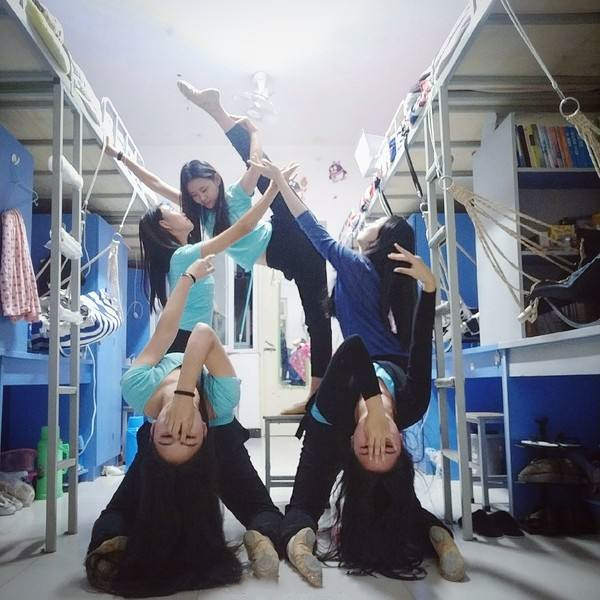 当代女大学生宿舍真实现状，男生自叹不如：清凉可以，但不能乱