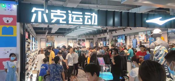 鸿星尔克郑州门店销售额激增，郑州市民：为我们郑州捐助那么多，太感动了
