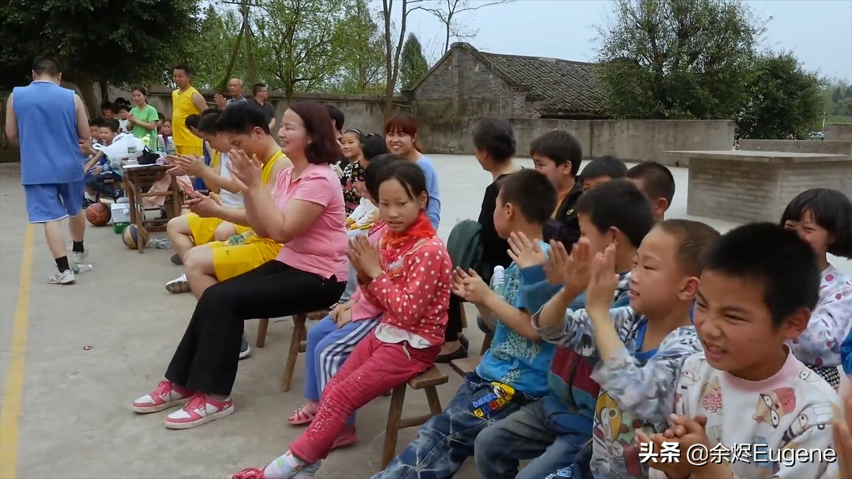 姚明纪录片在线观看(真实纪录片！休赛期姚明走遍农村小学，住教室废弃烟囱洗澡)