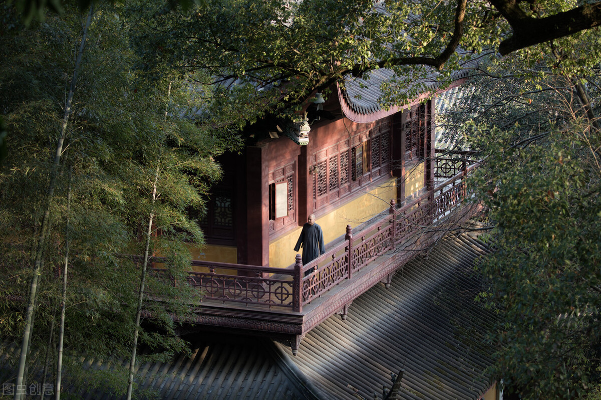 那一夜小沙弥又留在破庙里,冷风烈烈,他木鱼敲得特