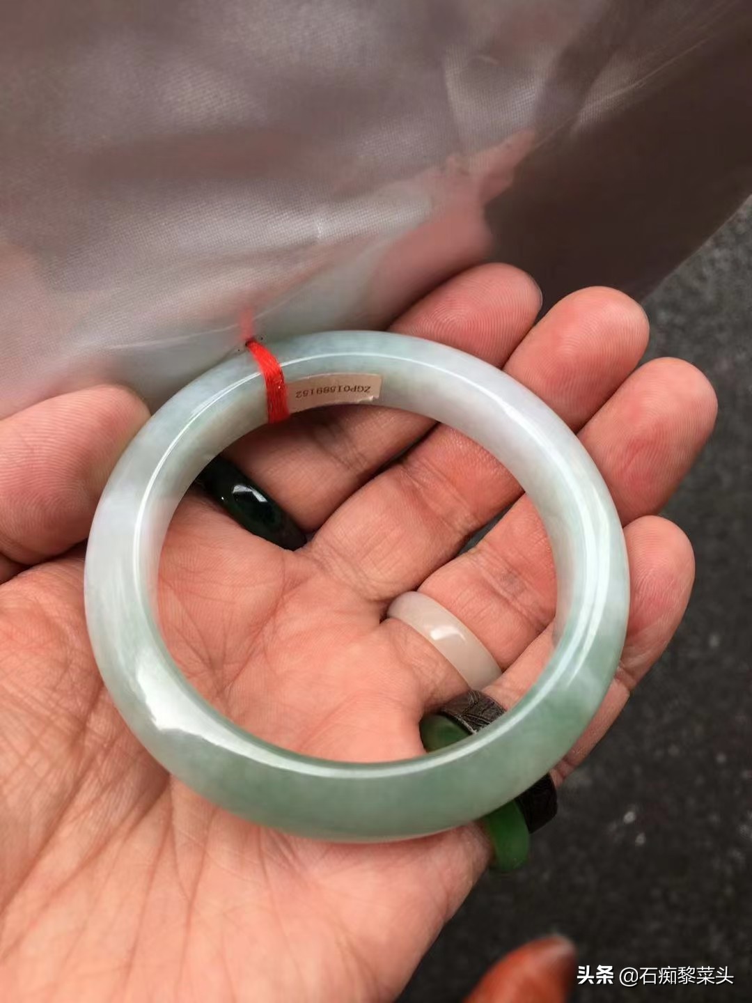 和田玉市场实战——碧玉苹果绿观音(假玉手镯的气泡图片) 第14张