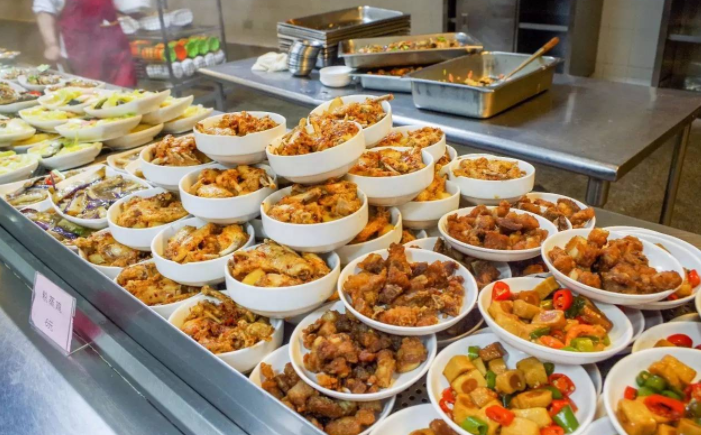 大学“阴间食堂”火了，吃饭环境像殡仪馆，学生表示有点恐怖