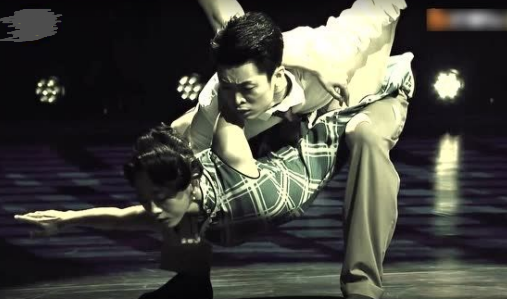 某大学军训表演引争议，舞蹈动作“辣眼睛”，女生旗袍开到大腿