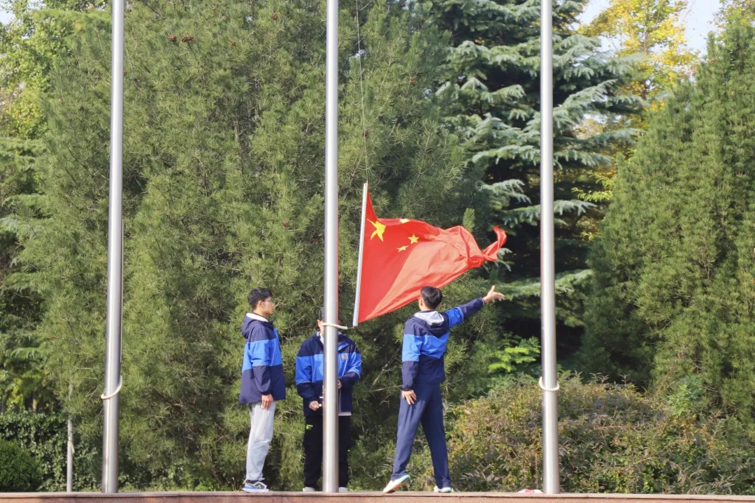国旗下演讲 | 努力拼搏，迎战期中