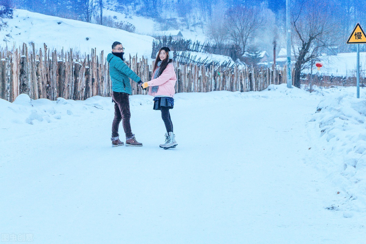 洁白的雪，我爱你，我爱你的纯洁，把大地打扮得多么美丽