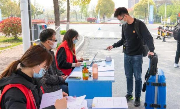 上大学和没上大学有何区别？看完这3张图片后，也许你会知道答案