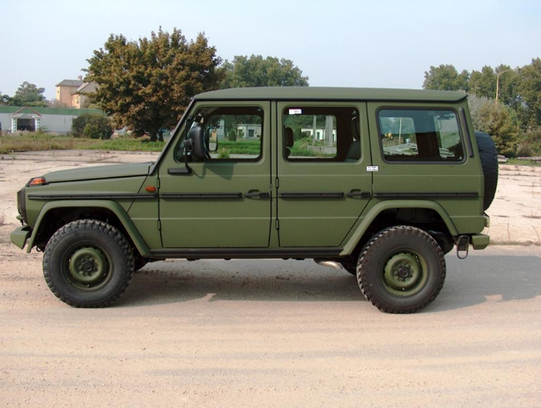 美国军车是悍马,德国军车用奔驰,看到中国军车:这是实力派