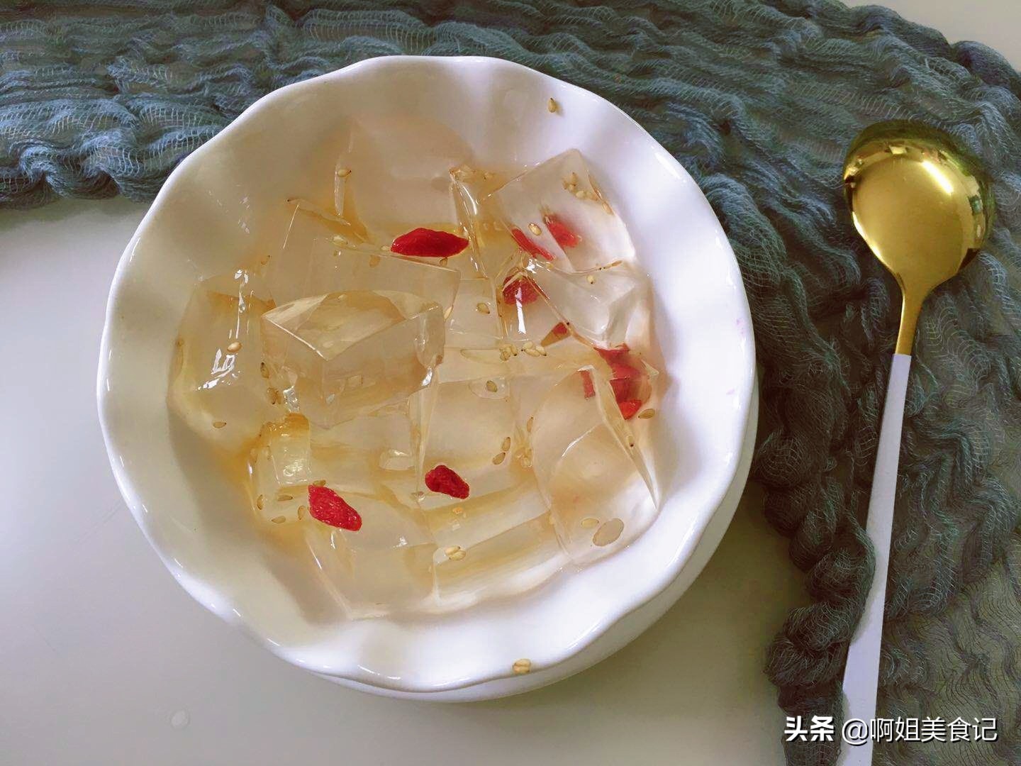 白凉粉的两种吃法，Q弹嫩滑，清凉解暑，孩子天天嚷着吃