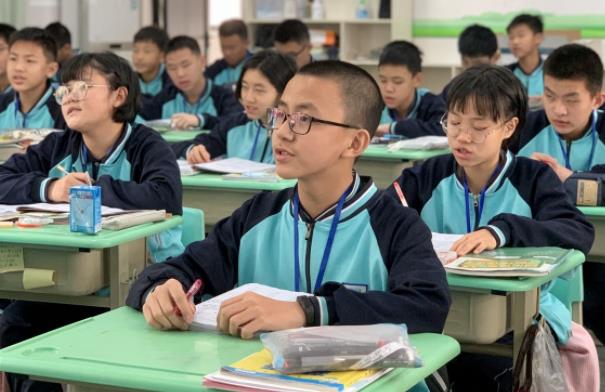 上海一中学老师，每天发20条朋友圈被举报，学校的回应让网友点赞