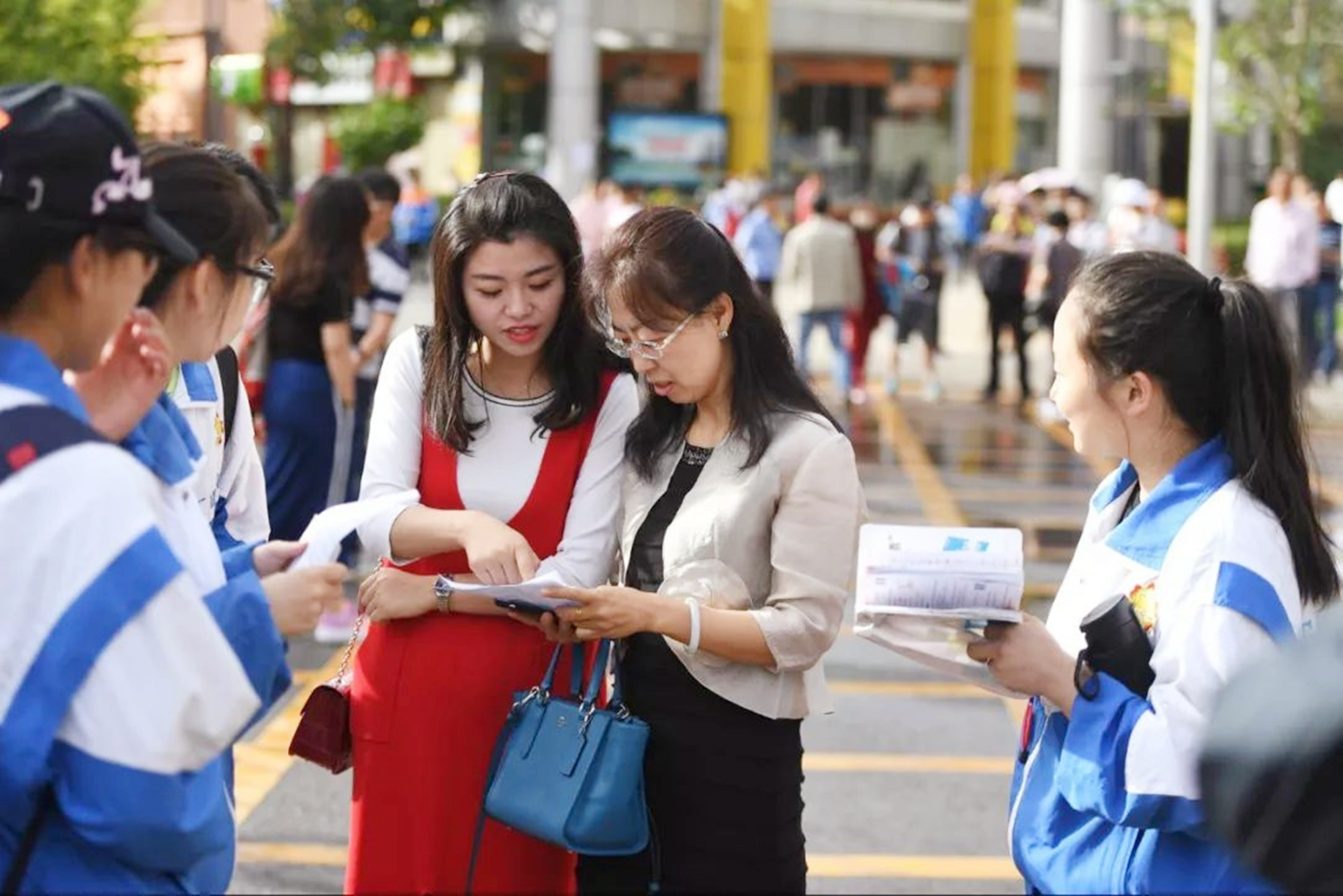 高考提前批录取分数线公布，211大学提档线为489分，考生追悔莫及