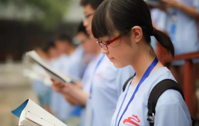 毕业后才知道，上过大学和没上大学的差别，不仅是学历那么简单