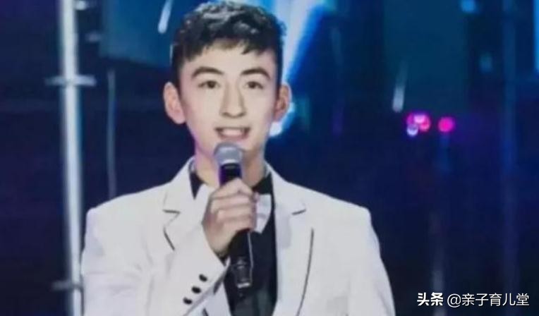 帅气男孩700分上清华，学习才艺两不误，学霸生活也可以很精彩