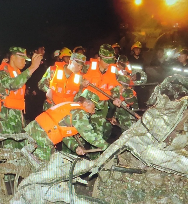央视聚焦！从“山里娃”到军官，他吃“百家饭”长大、高考文科状元，如今荣立一等功！