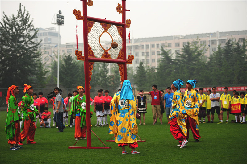 它是清明节风俗活动之一，又是足球界始祖，一般人不会读这俩字