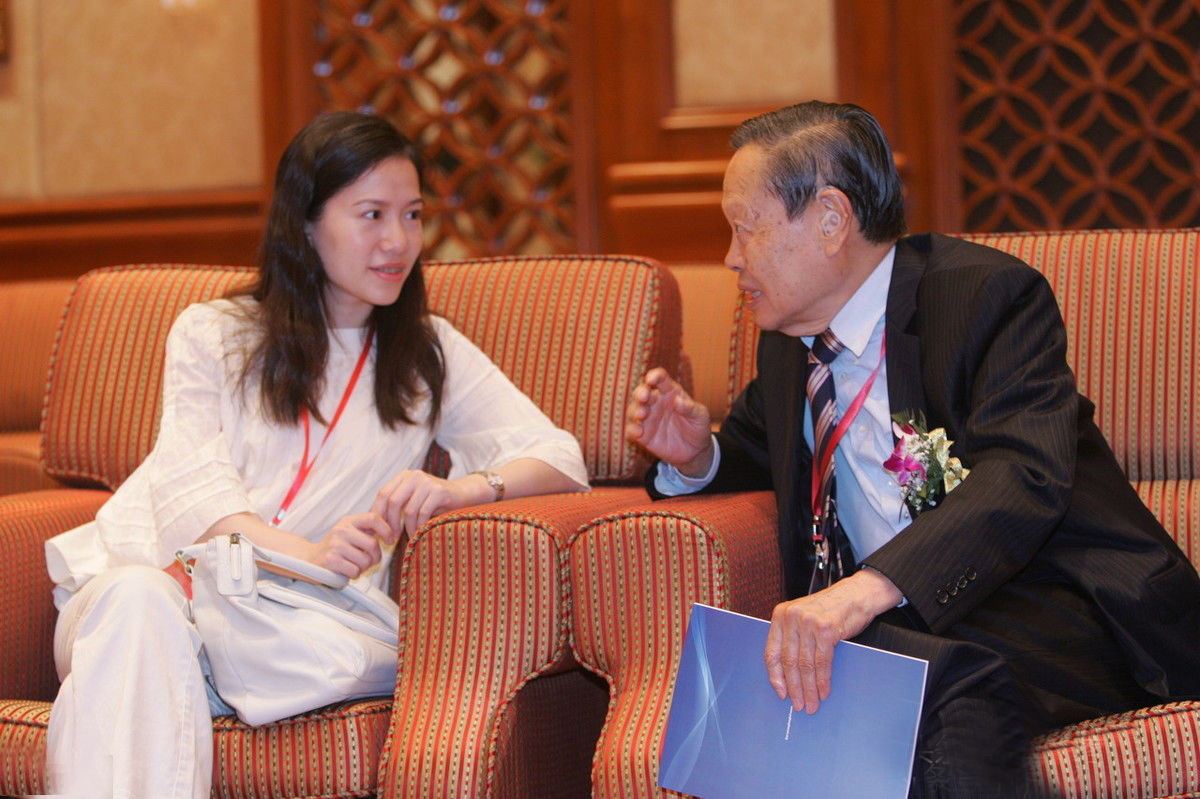 别再骂翁帆了，捐掉近200万美金存款，和杨振宁恩爱17年值得尊敬