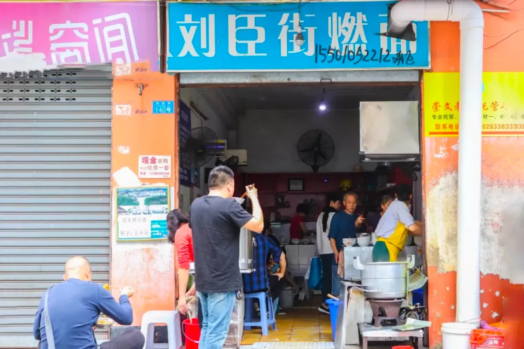 零点过后的四川小城，没有一个人能饿着回家