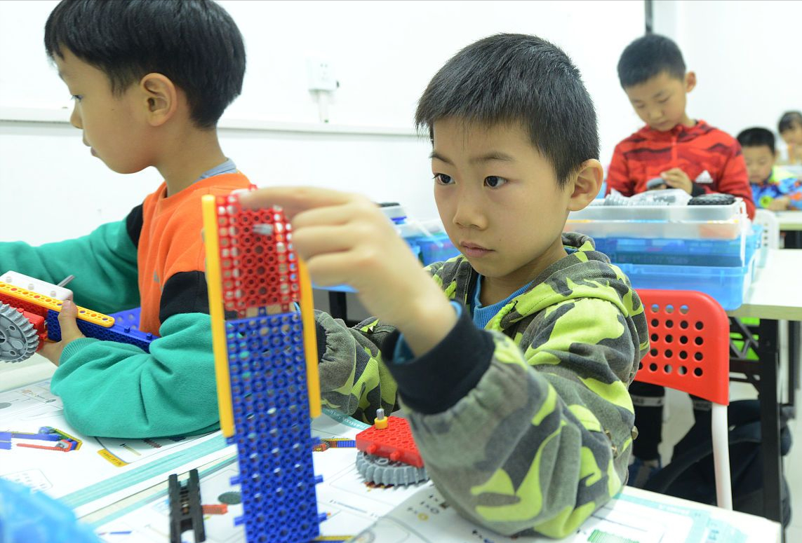 9月1日起不用为接孩子发愁了，课后延时再升级，实行起来有难度