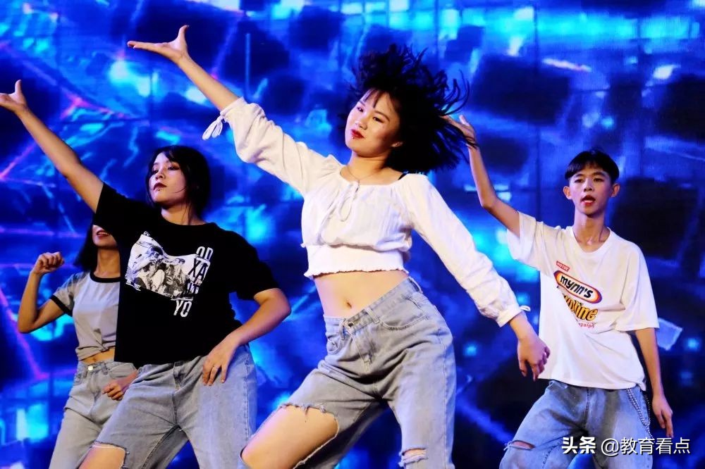 青春献礼新时代，为广东省华立技师学院艺术节点赞