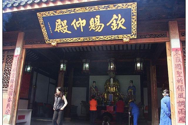 太清宫里，袅袅香火缭绕在寺庙上空，祈祷的人在祈福