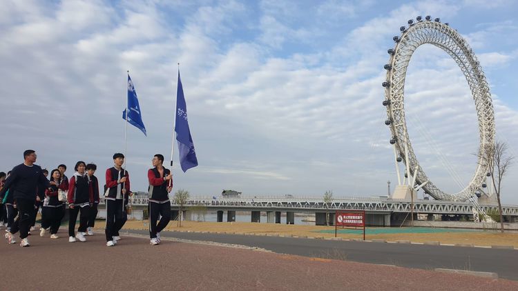 潍坊滨海国际学校组织徒步拉练活动