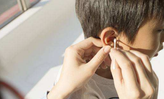 为什么你的耳朵常会发痒？医生：可能暗示这6个问题，千万别忽视