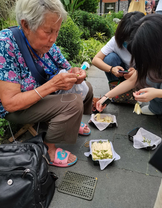 成都和重庆女人韵味各不同，但都爱戴黄桷兰，散发烟火气里的芬芳