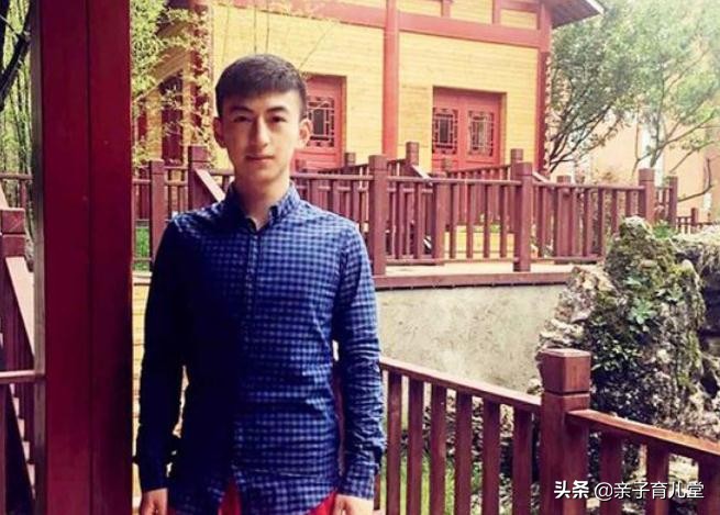 帅气男孩700分上清华，学习才艺两不误，学霸生活也可以很精彩