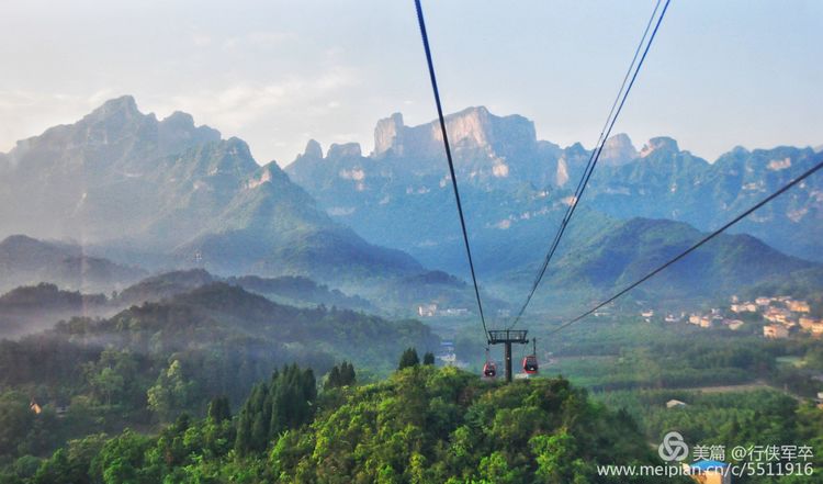 玉壶峰下松涛起，天界佛国掸尘埃！走遍千山万岭，唯天门山独有