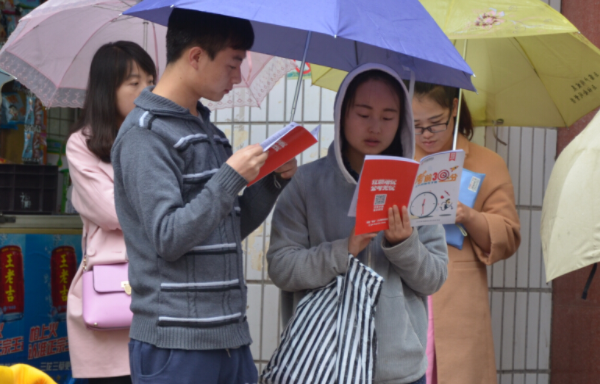 乡镇公务员将集体涨工资，县城公务员羡慕不来，你愿意报考吗