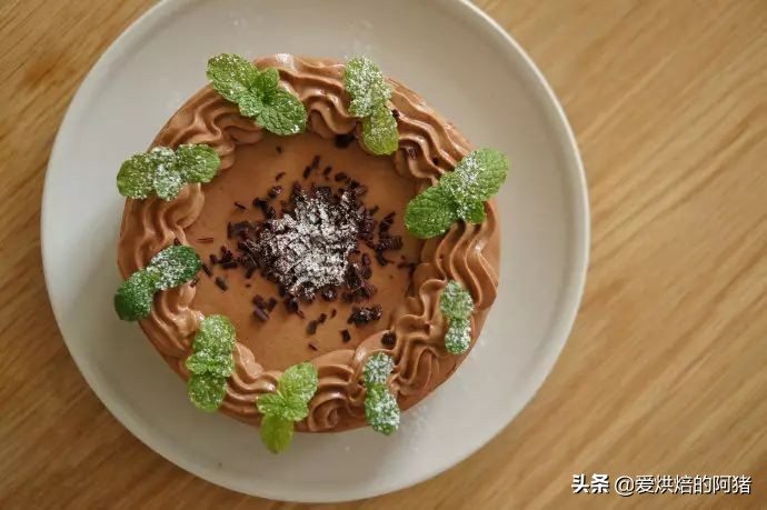 一样鸡蛋面粉白砂糖，两货有啥不一样？海绵和戚风的本质差别