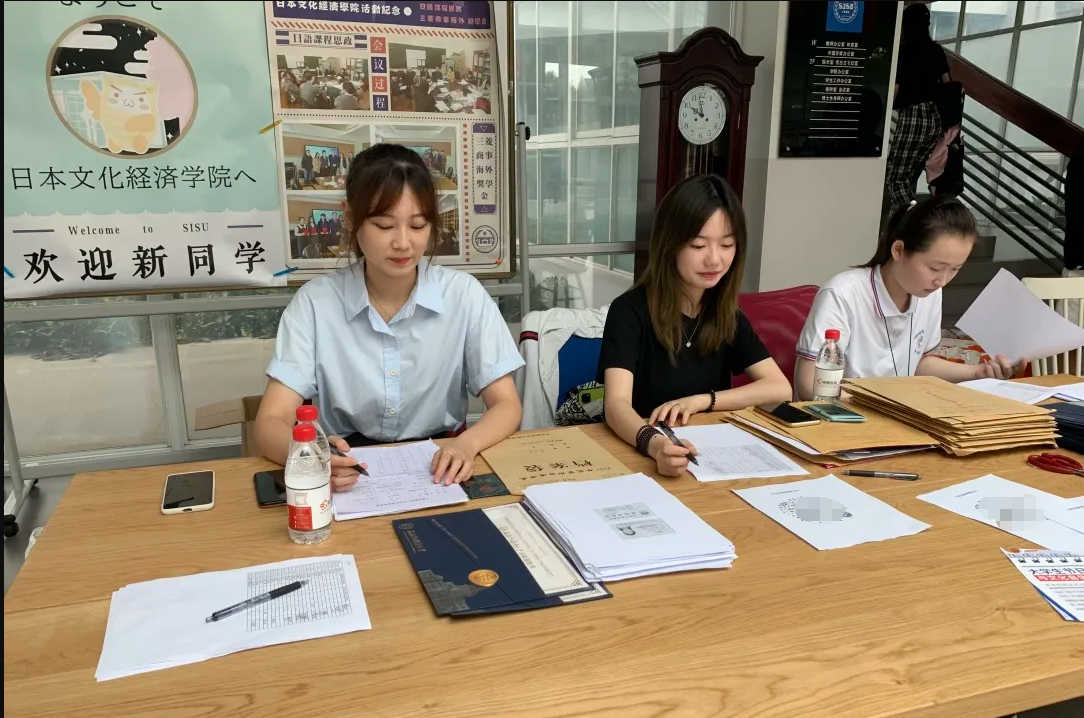 大一新生开学日，男生身穿“女仆装”漫步校园，造型奇葩难以理解