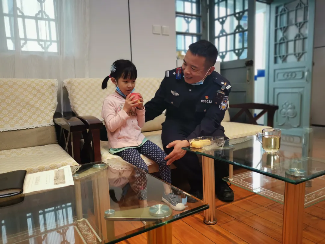 【一线警察】母亲哭了:“我知道条件有限,可没想到如此艰苦”