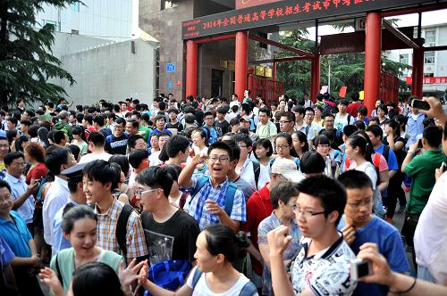 为何高考当天不能穿“校服”？班主任一语道破玄机，学生恍然大悟