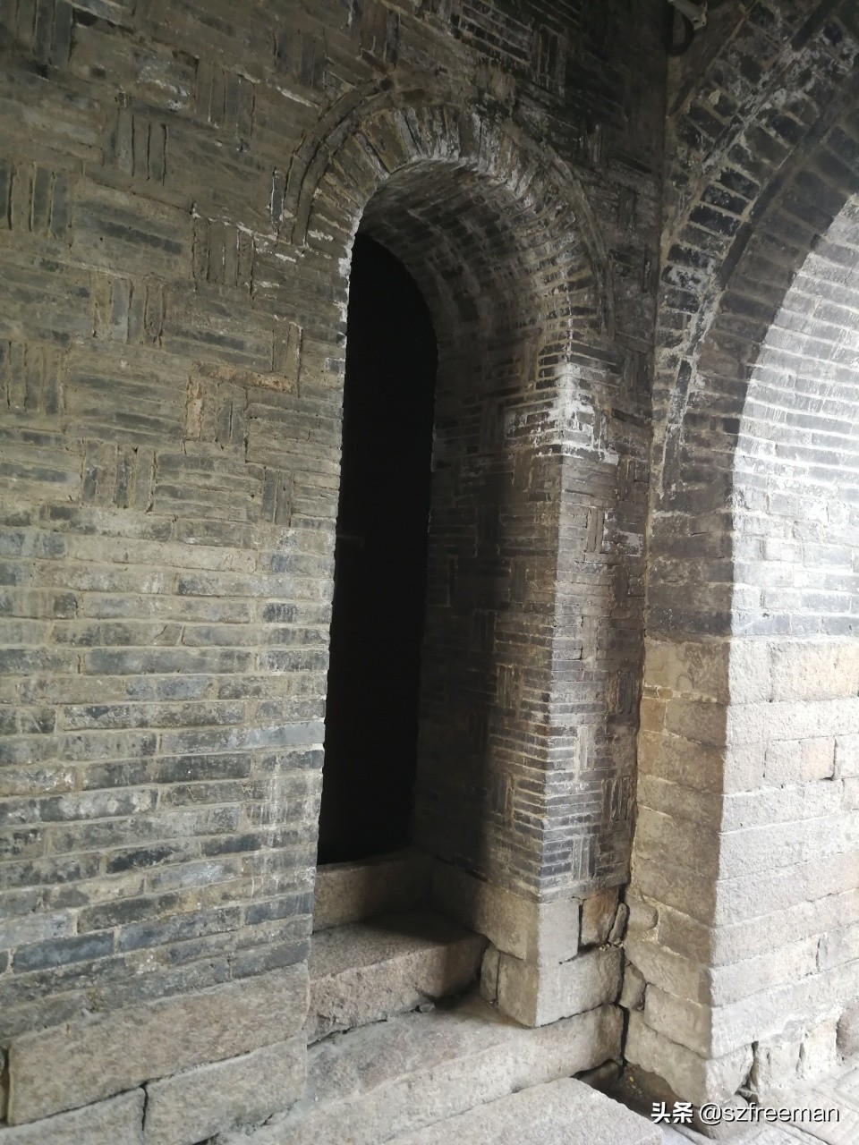 眼前的景象宛如诗句，铁铃关外烟如画，人立枫桥数客船