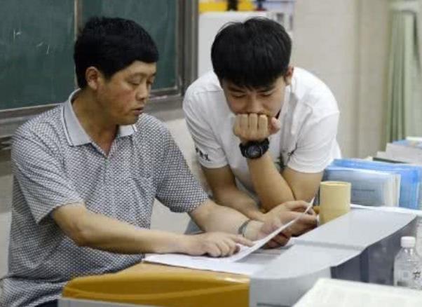 高考只考了300分，没填报志愿却收到8封录取通知书，考生笑哭了