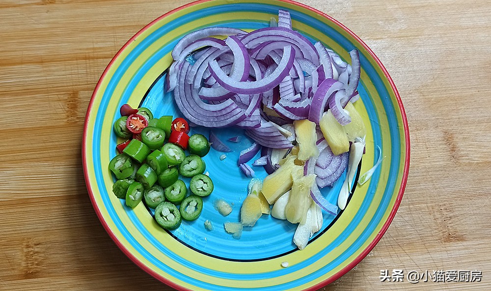 这道南瓜和猪瘦肉一起做的下饭菜“金汤肉片”，酸辣得恰到好处