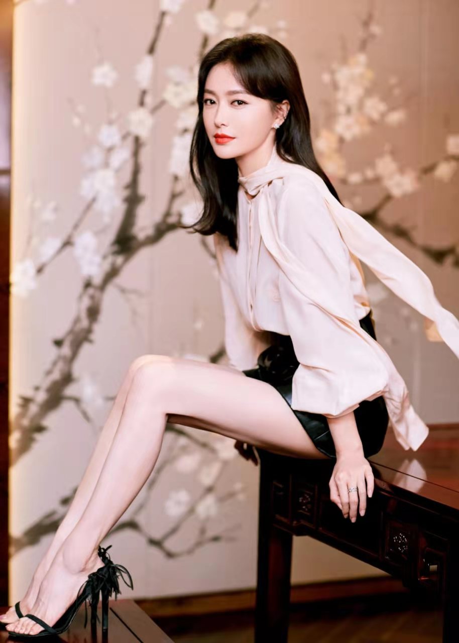 秦岚真是女明星里的清流,皮短裤也能穿出少女感,41岁美成白月光