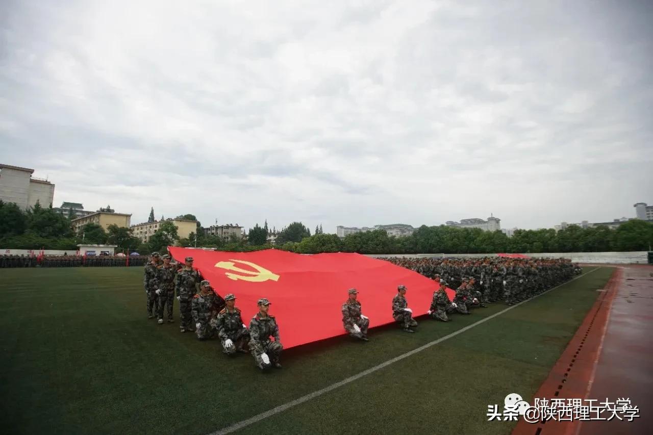 雨中闭幕，2020级军训汇报，请您检阅