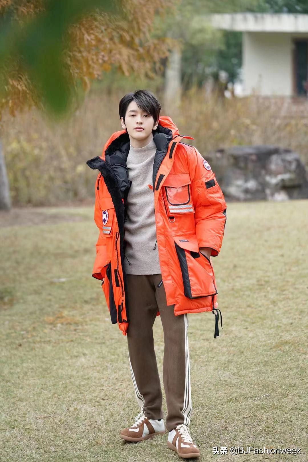 男生不管多大，都可以种草橘色系外搭，不论怎么搭都超帅